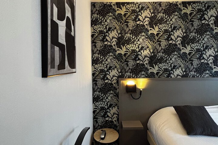 Room 28 of 76