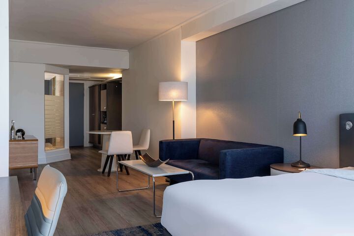 Room 52 of 148