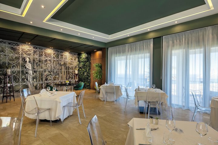 Dining 95 of 128