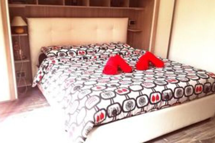 Room 6 of 10