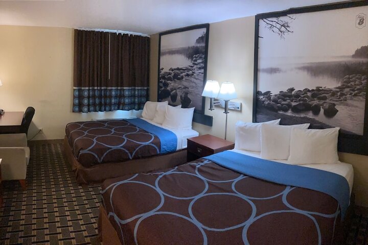 2 Queen Beds (8 of 15)