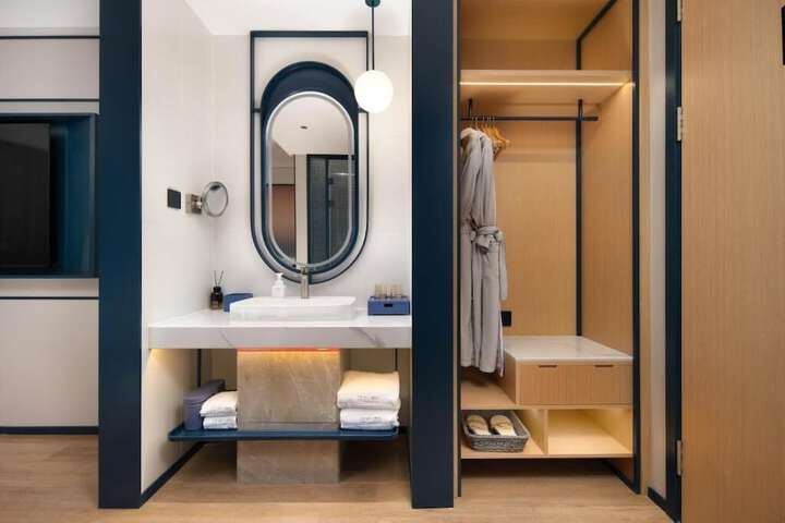 Room 26 of 37