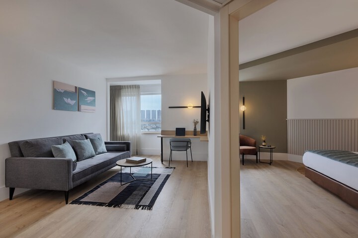 Room 34 of 100