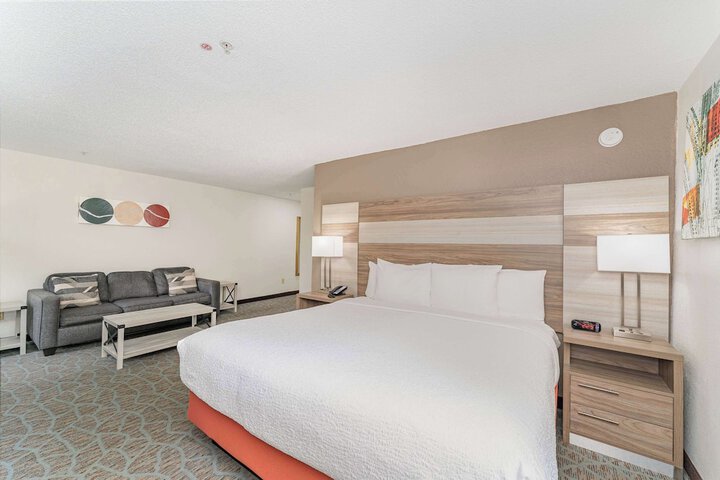 1 King Accessible Comm Assist Bathtub Microwave, Refrigerator WiFi Full Breakfast (2 of 20)