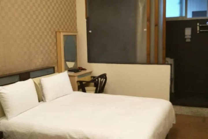 Room 4 of 16