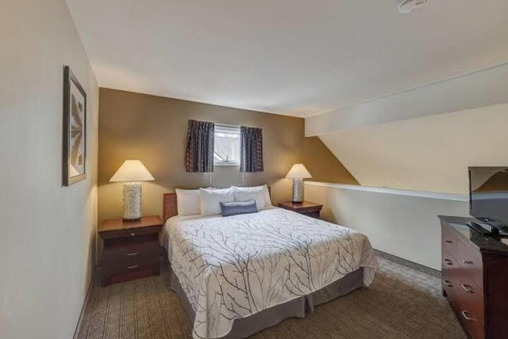 1 King Bed Accessible (28 of 31)