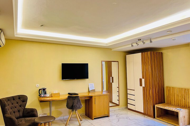 Room 10 of 42