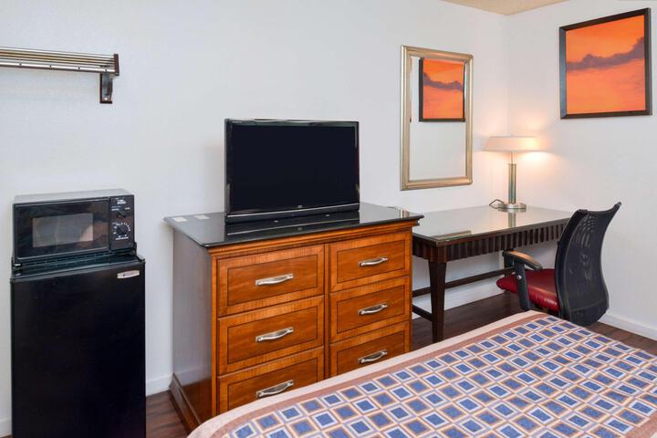 1 Queen Bed Micfridge (5 of 14)