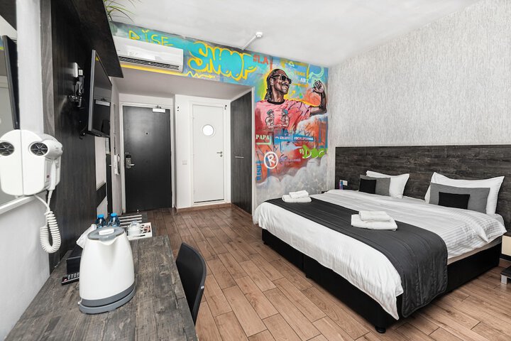 Room 42 of 216