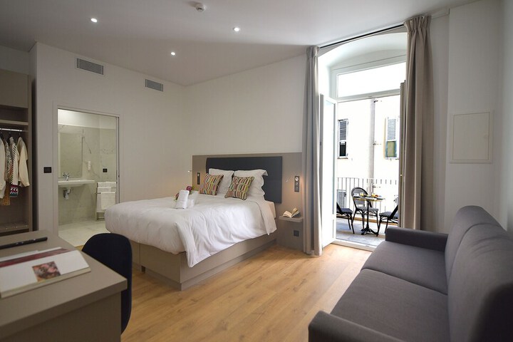 Room 8 of 28