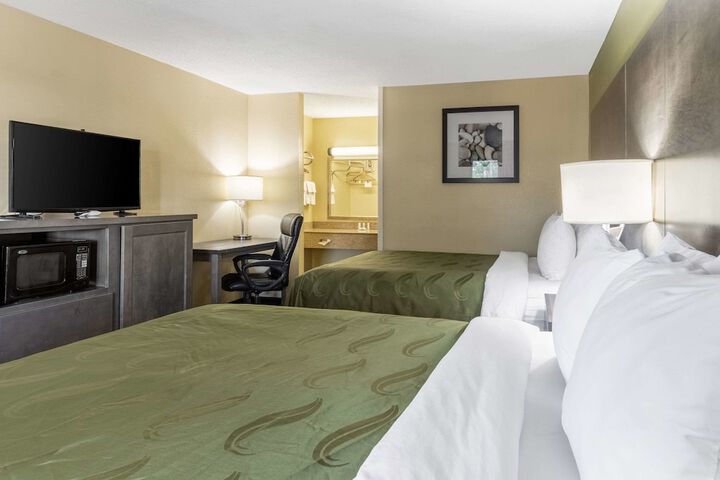2 Queen Beds (3 of 8)