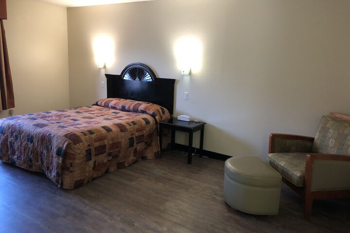 1 Queen Bed (26 of 37)