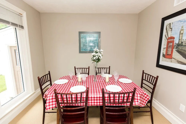 Dining 15 of 16