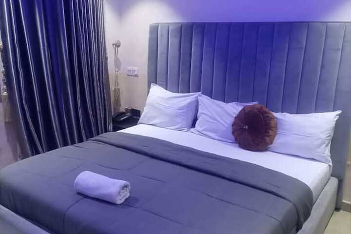 Room 6 of 33