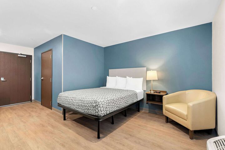 1 Queen Bed (7 of 32)