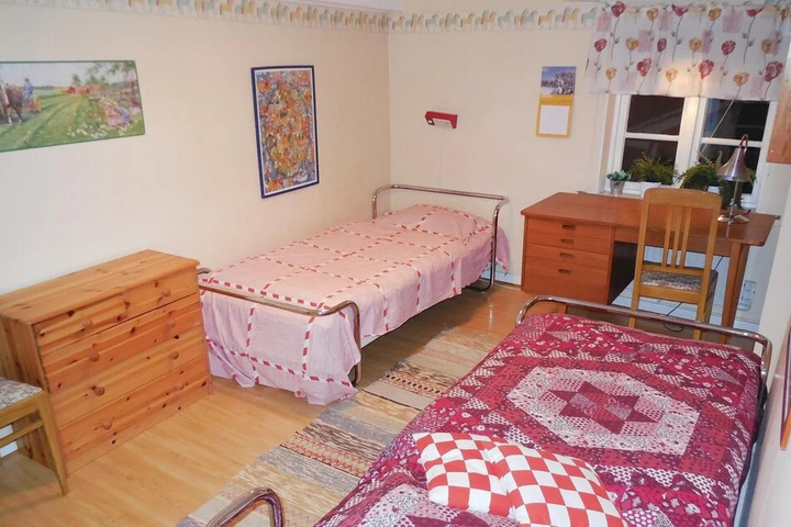 Room 6 of 12