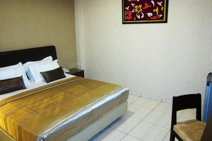 Room 10 of 34