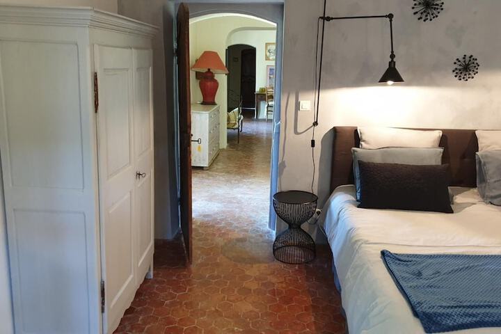 Room 10 of 38