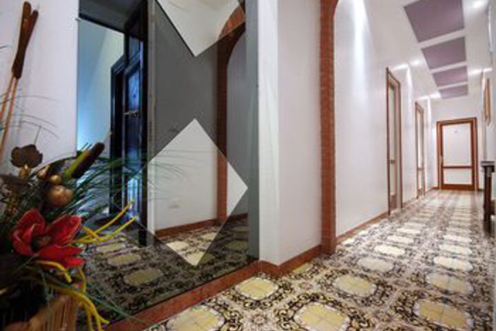 Ballroom/Hall 21 of 27
