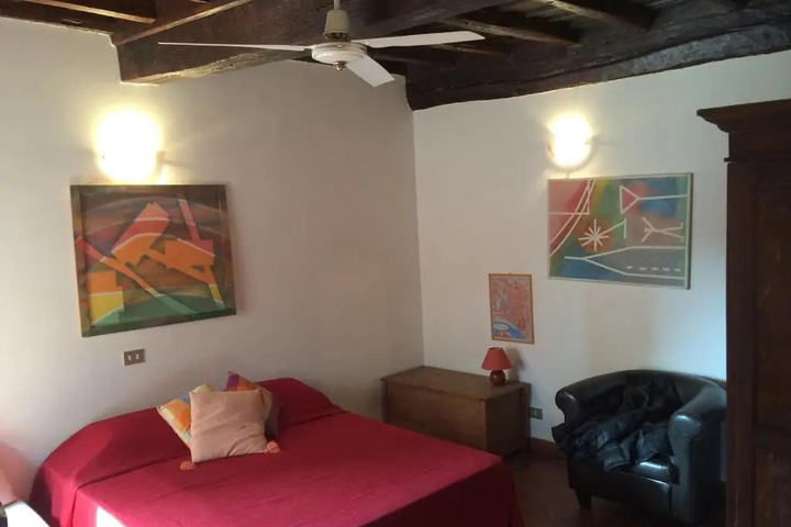 Room 2 of 10