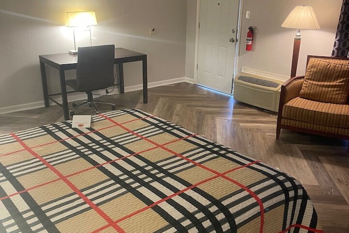 Deluxe Single Queen Bed (13 of 50)