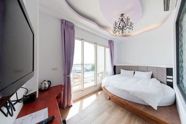 Room 10 of 14