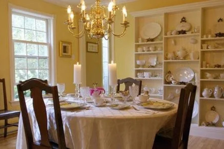 Dining 15 of 16