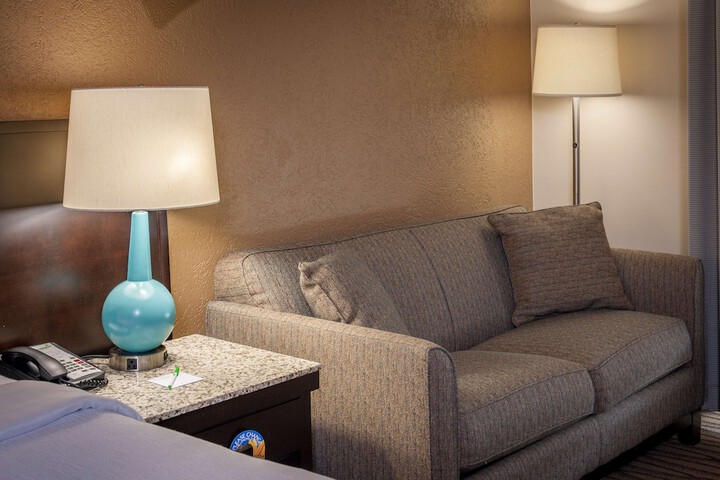 1 King Bed Sofa Bed Work Desk Refrigerator WiFi Keurig Coffee Maker Full Breakfast (3 of 15)