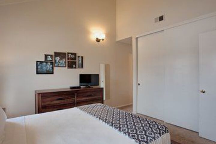 Room 8 of 16