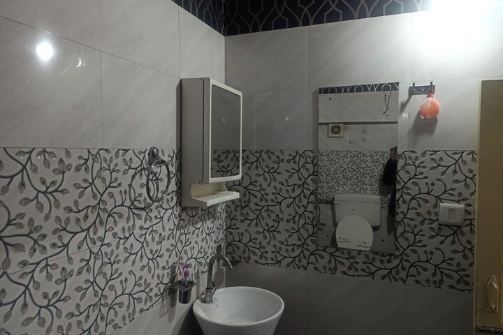 Room 6 of 9