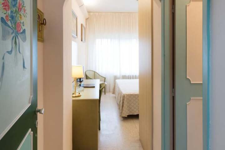 Room 11 of 48