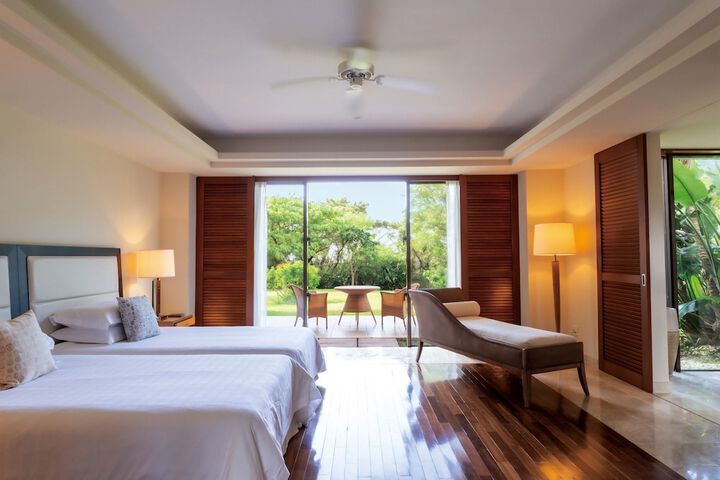 Room 10 of 93