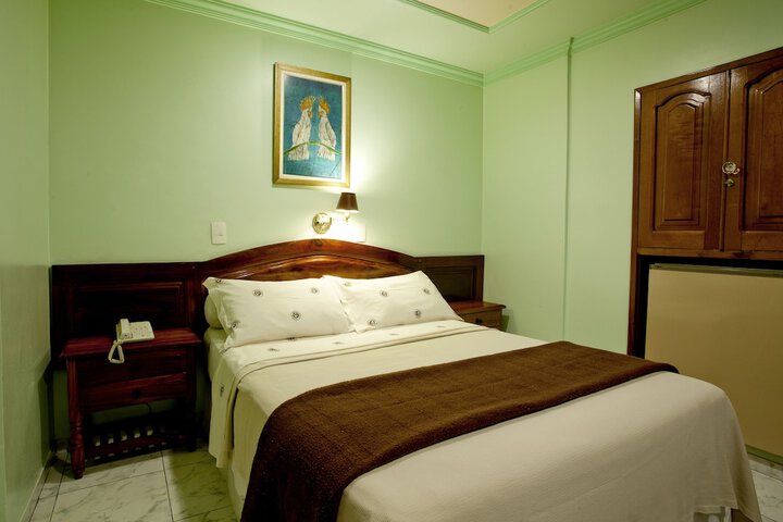 Room 9 of 18