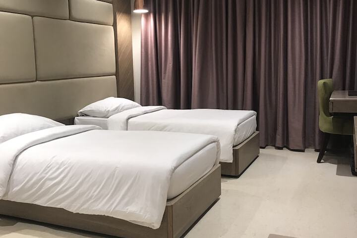 Room 8 of 33