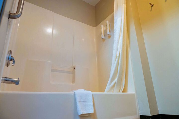 1 King Bed Accessible (13 of 24)
