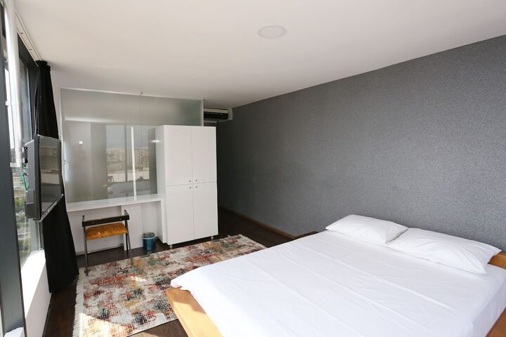 Room 6 of 18