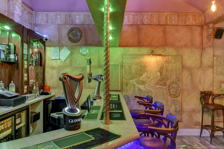 Lounge 45 of 61