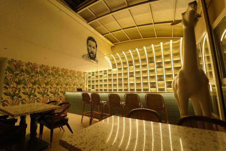 Lounge 33 of 35