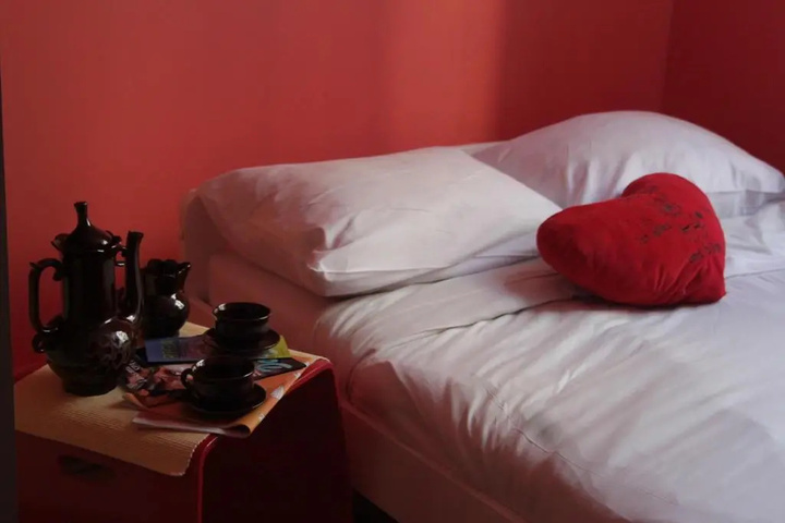 Room 6 of 9