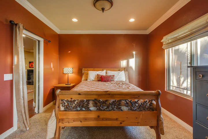 Room 5 of 10