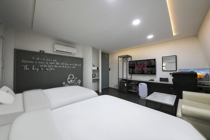 Room 21 of 27
