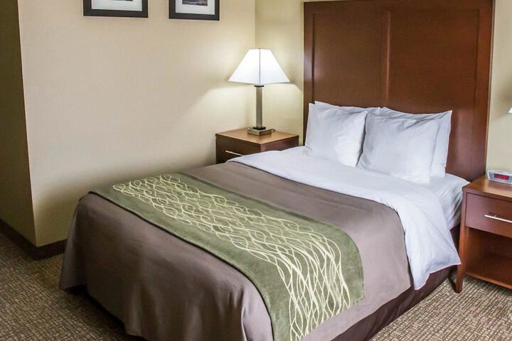 Queen Bed Accessible (9 of 15)