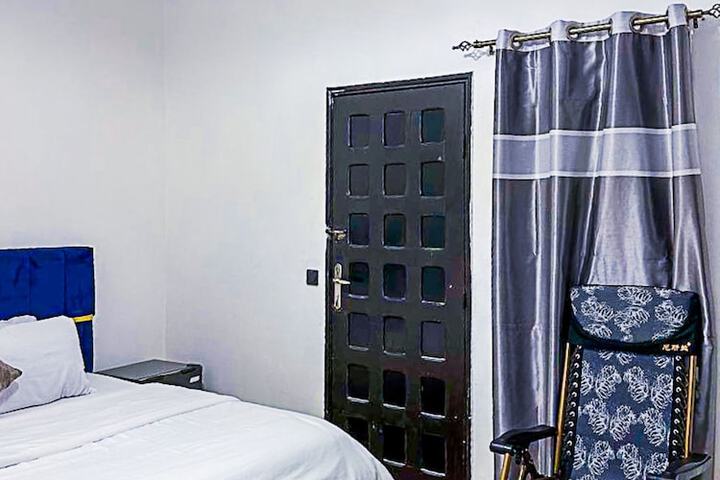 Room 11 of 28