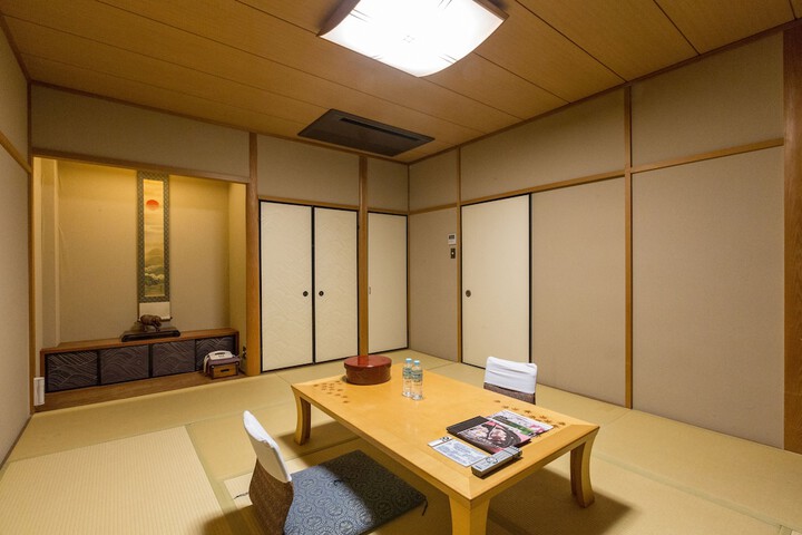 Room 28 of 184