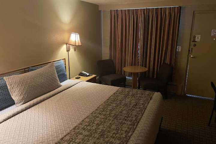 Room 5 of 9