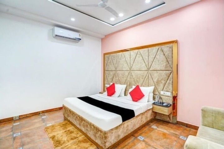 Room 8 of 9