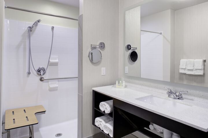 King Deluxe Accessible Roll Shower (9 of 12)