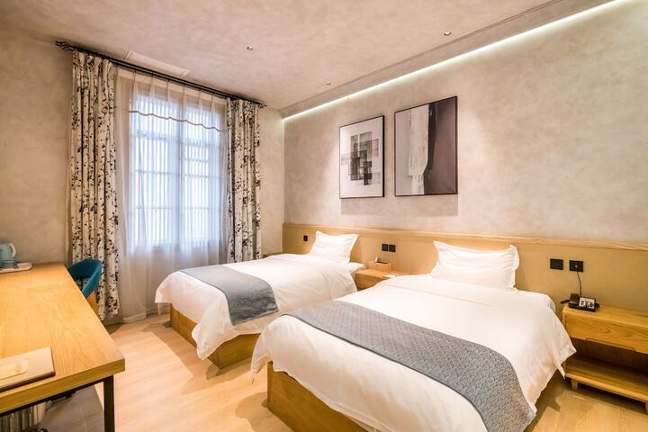 Room 12 of 21