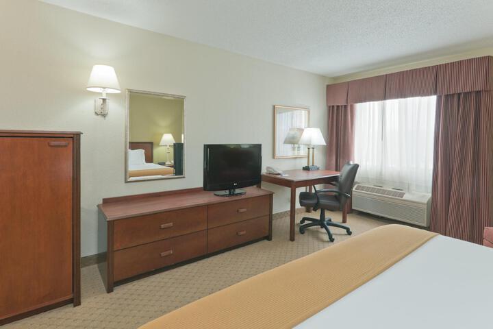 2 Queen Beds Extra Floor Space (4 of 5)
