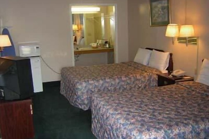 2 Double Beds (3 of 8)
